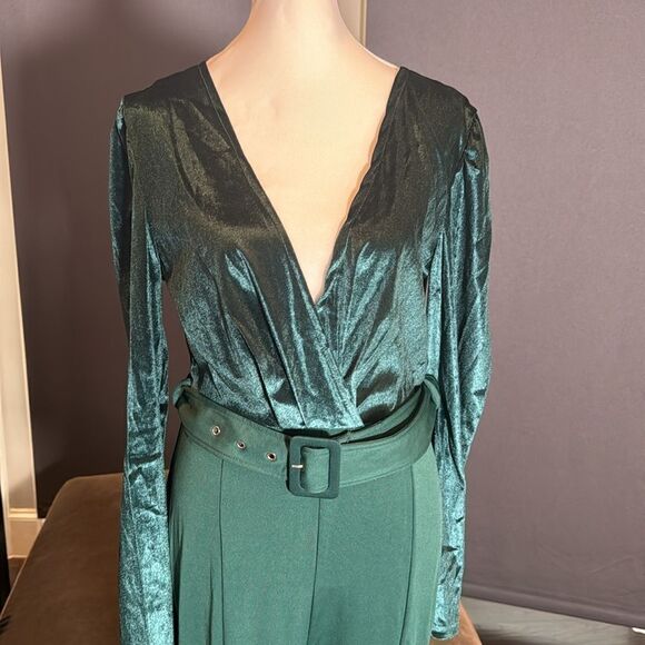 Women’s Green Jumpsuit Deep V-Neck Velvet Bodice Belted Waist Zip Back Size M - Picture 2 of 12